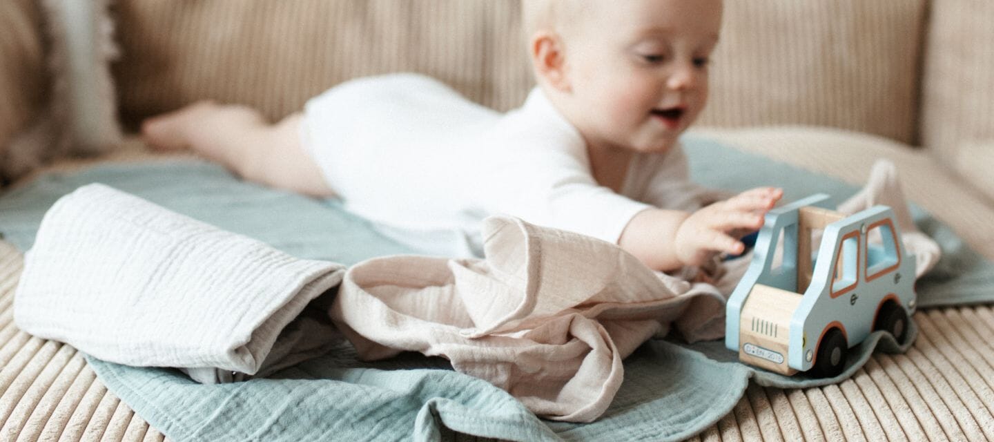 Entwicklung der Feinmotorik - Wie Babys greifen lernen