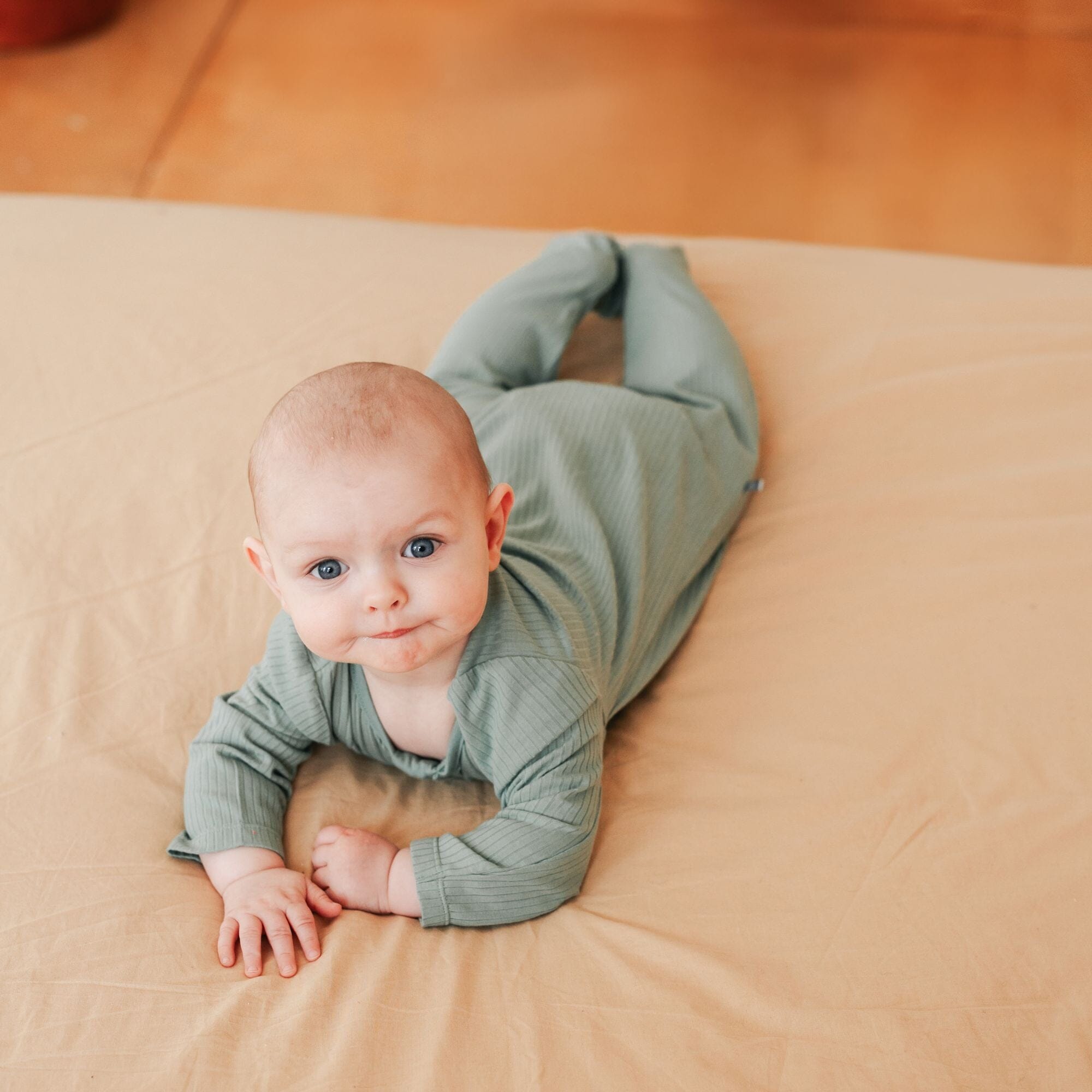 Schlafanzug mit Füßen | Essential Grün