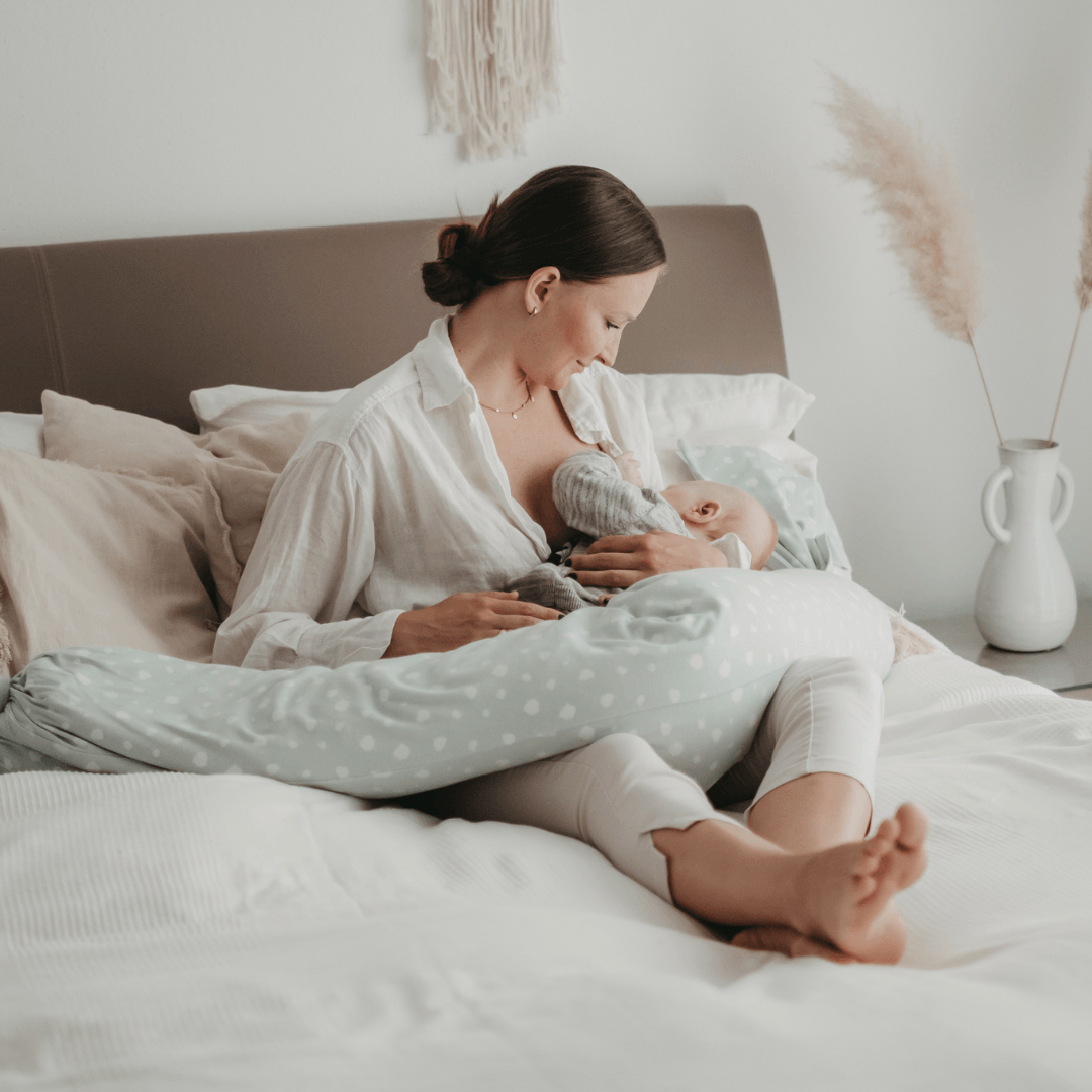 Stillkissen Mint Mama stillt Baby