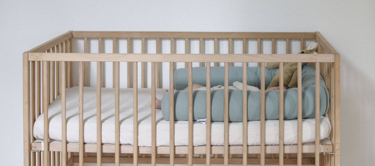 Sind Bettschlangen gefährlich? Was Du für einen sicheren Babyschlaf wissen musst