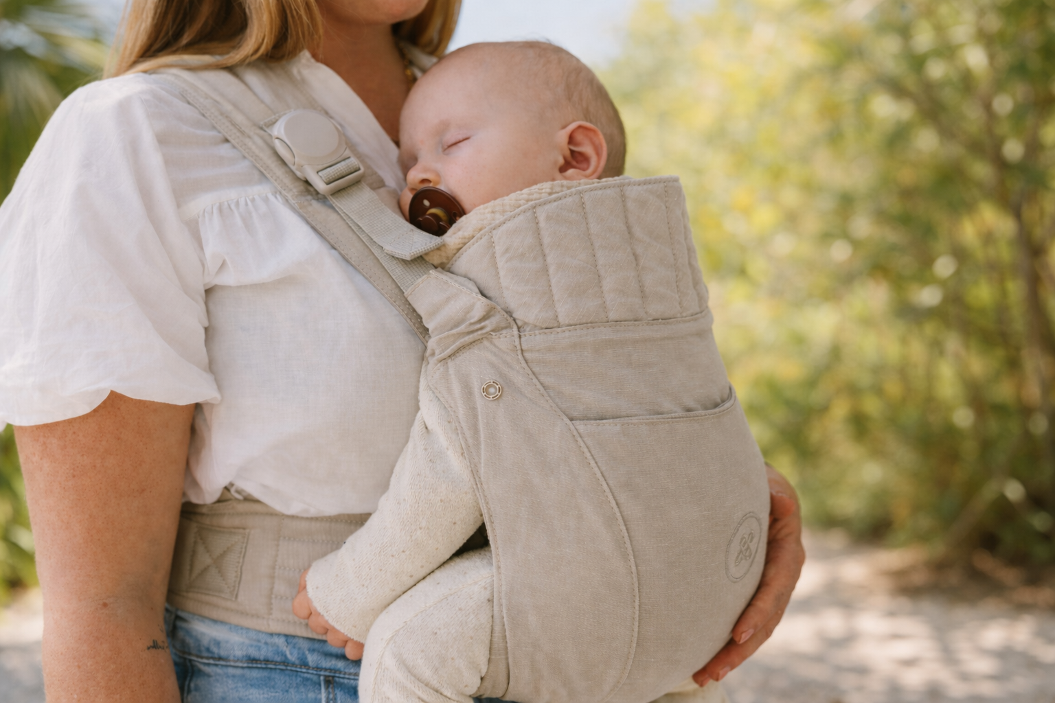 Babytrage im Sommer Baby in Babytrage 