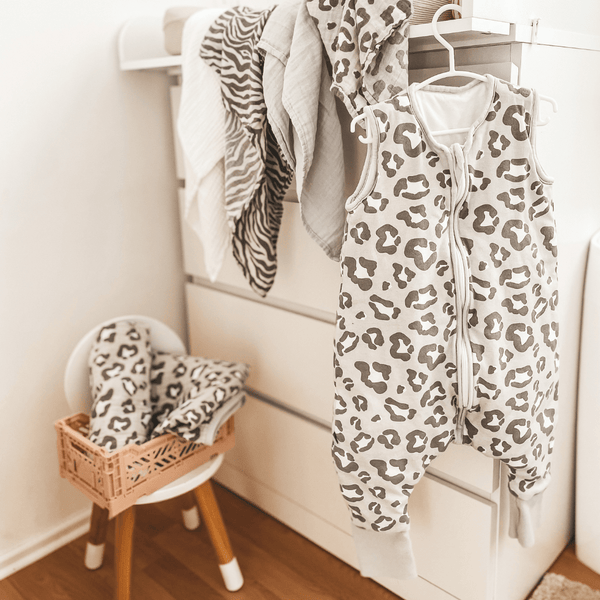 Willkommens Bundle | Schlafsack mit Füßen 2.5 TOG | Leo Grau