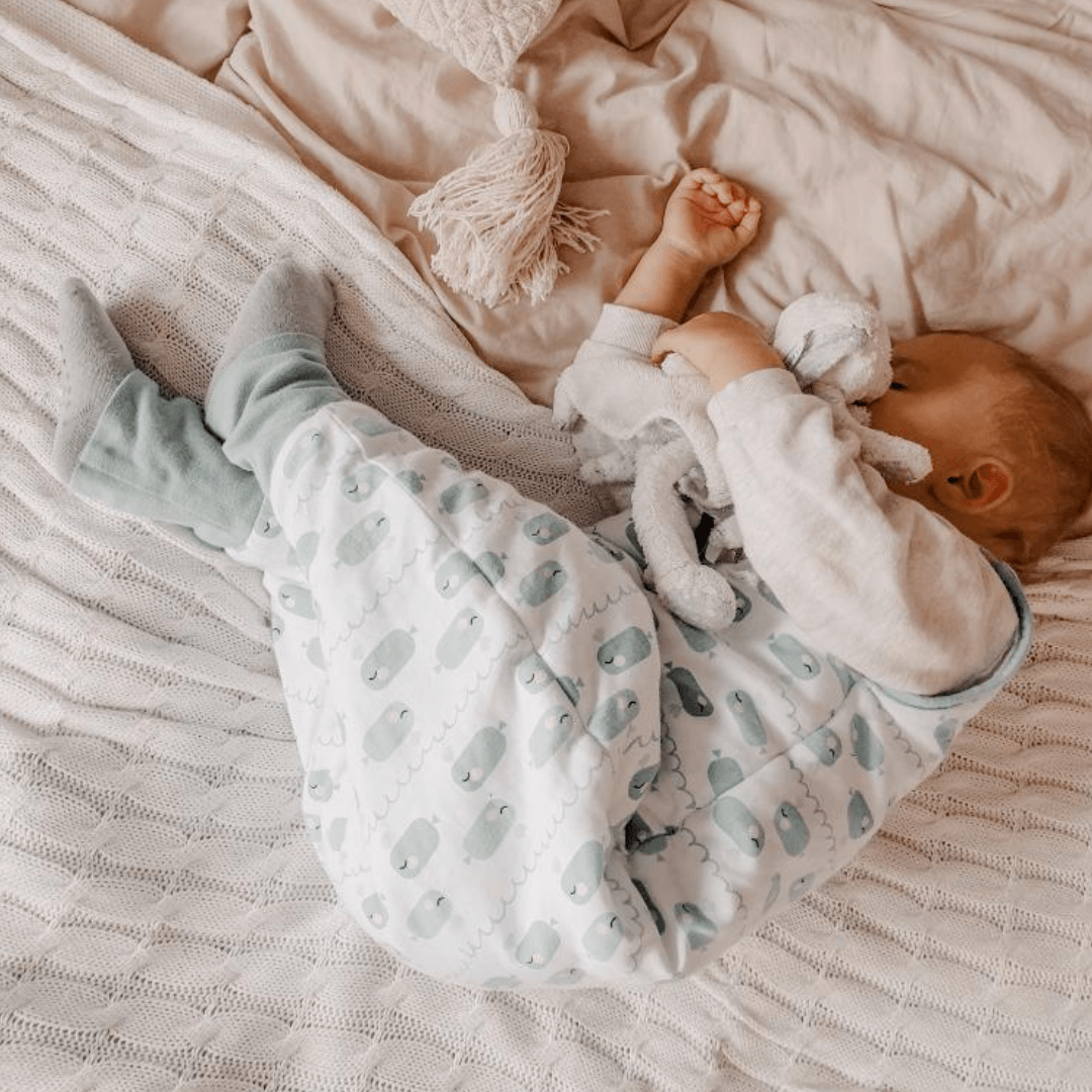 Baby im Schlafsack mit Füßen