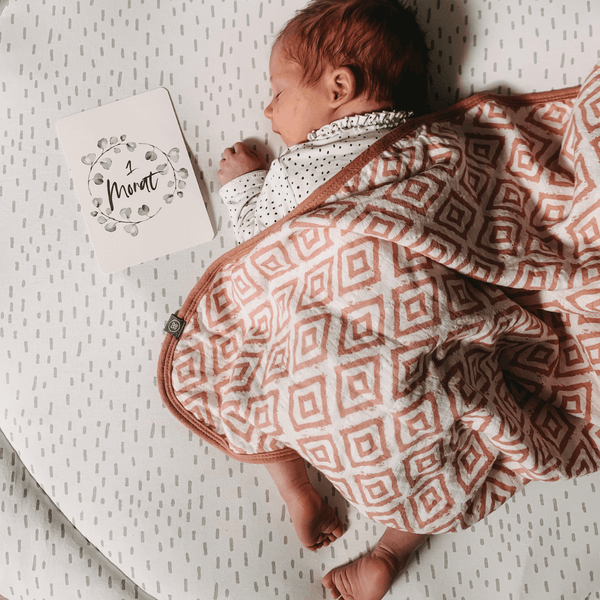 Baby mit Kuscheldecke