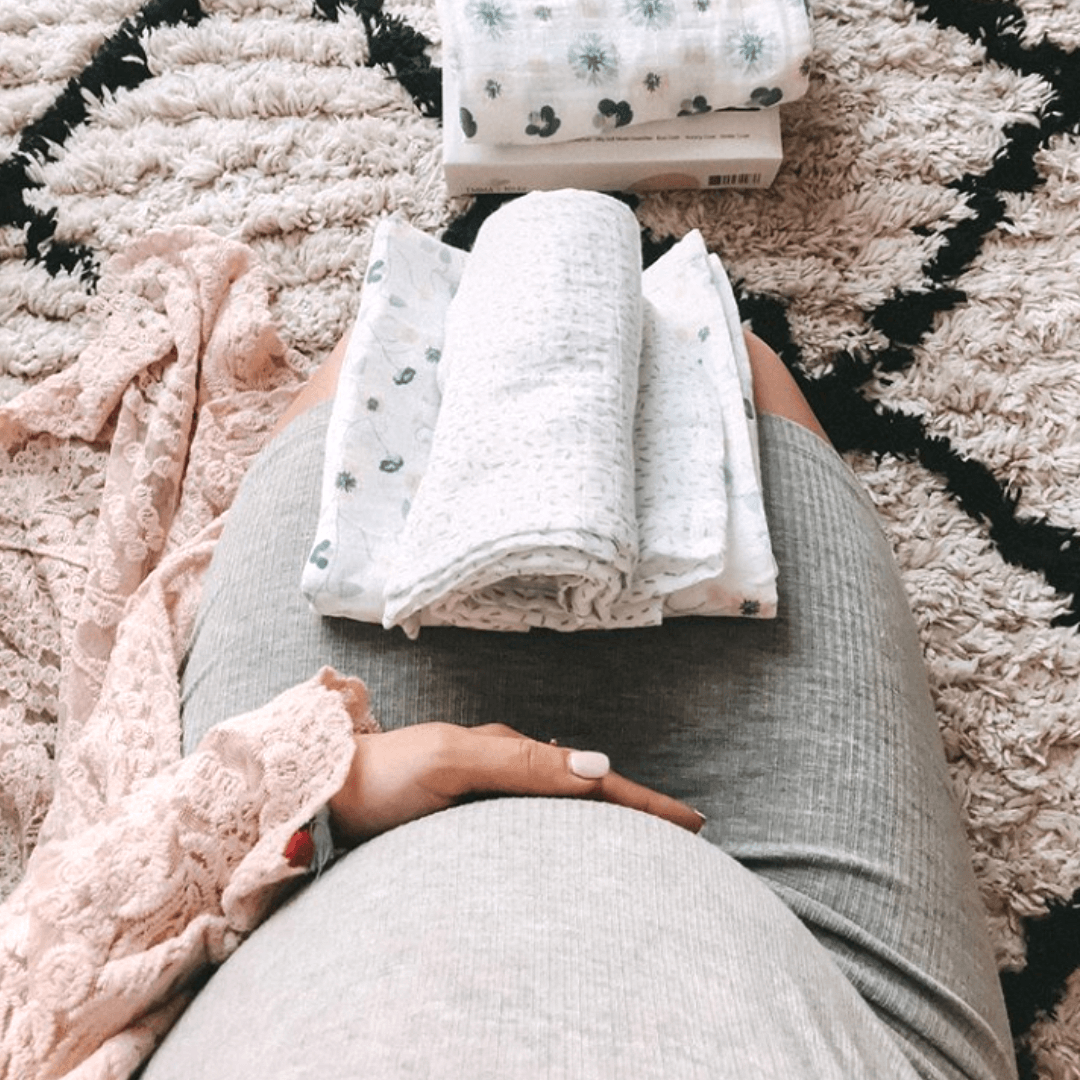 Babybauch mit Spucktuch Blumen